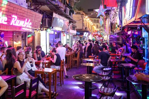 Nhiều tuyến vỉa hè Hà Nội vẫn bị hàng quán, bãi xe 'nuốt chửng' cả ngày lẫn đêm