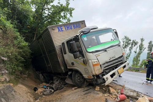 Xe tải va chạm xe máy ở Đắk Lắk, 2 người thương vong