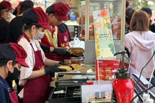 Lễ hội bánh mì Việt Nam đông nghịt người xếp hàng, chờ thưởng thức