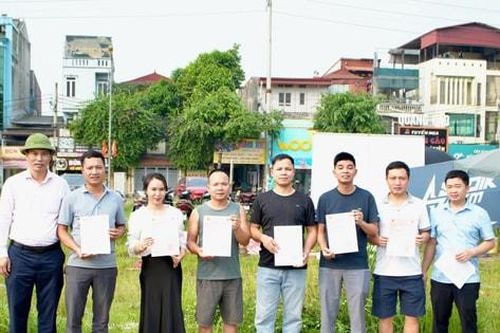 Xã Tây Phương: Trao 34 'sổ đỏ' cho khách hàng trúng đấu giá đất