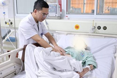 Cứu cụ bà 100 tuổi bị tắc ruột do dây chằng