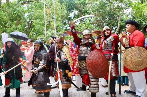 Hơn 500 người mặc cổ phục diễu hành tại Thảo Cầm Viên Sài Gòn