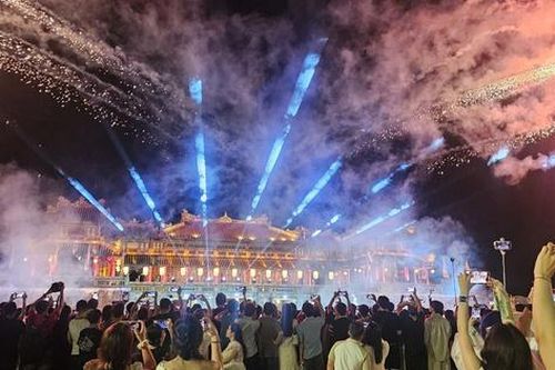 'Biển người' đổ về Đại nội Huế trải nghiệm không gian hoàng cung về đêm