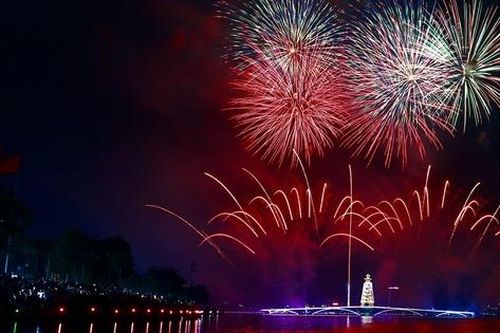 Pháo hoa rực sáng hồ Văn Lang, biển người reo vui trong đêm hội Đất Tổ