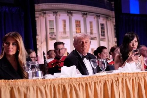 Khoảnh khắc Tổng thống Mỹ Donald Trump và phu nhân được sơ tán khẩn cấp