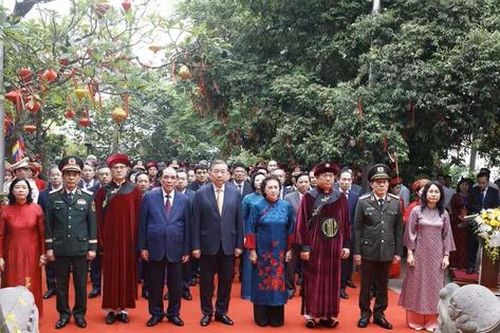 Tổng Bí thư, Chủ tịch nước Tô Lâm cùng đồng bào dâng hương tưởng niệm các Vua Hùng