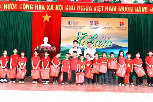 'Chạm' để lan tỏa yêu thương