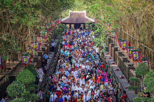 Lãnh đạo, người dân TP.HCM dâng hương giỗ Tổ Hùng Vương