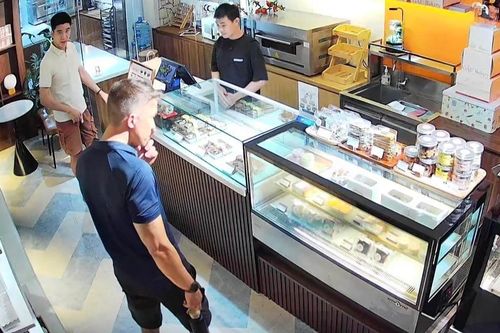 Chủ tiệm bánh TP.HCM nhận bất ngờ khi cho khách Tây mua chịu