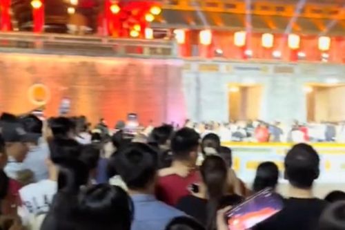 Clip dòng người đổ về Đại Nội Huế dịp nghỉ lễ gây sốt