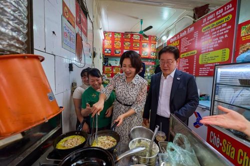Báo Hàn dõi theo 'food tour' Hà Nội của Tổng thống Lee Jae Myung