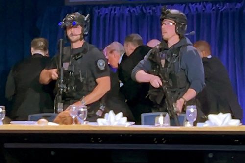 Toàn cảnh mật vụ Mỹ sơ tán ông Trump giữa buổi tiệc tối hỗn loạn