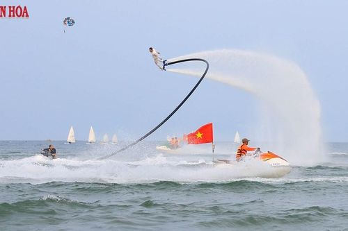 Mãn nhãn màn trình diễn flyboard trên biển Đà Nẵng