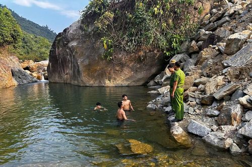 Tăng cường cảnh báo an toàn tại các điểm suối, hồ miền núi mùa du lịch