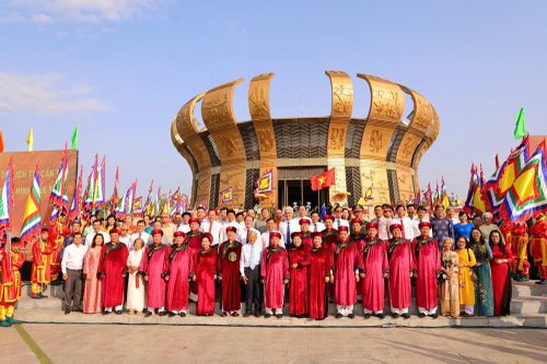 Dòng người về dự Giỗ Tổ Hùng Vương 2026 tại Đền thờ Vua Hùng TP. Cần Thơ