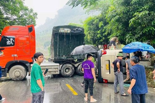 Va chạm xe đầu kéo, xe khách chở đoàn du lịch bị lật ở Tuyên Quang