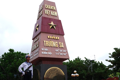 Nắm đất thiêng gửi đến Trường Sa