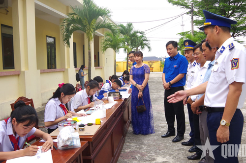 Hải đội 202, Vùng Cảnh sát biển 2: Khơi dậy tình yêu biển, đảo đối với học sinh