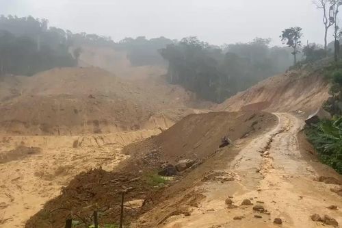 Mưa lớn gây sạt lở tuyến đường vùng cao Hùng Sơn