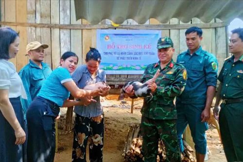 Bộ đội sẻ chia yêu thương với những mảnh đời nghèo khó