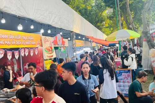 Dòng người chen kín ở ngày cuối Lễ hội Bánh mì Việt Nam