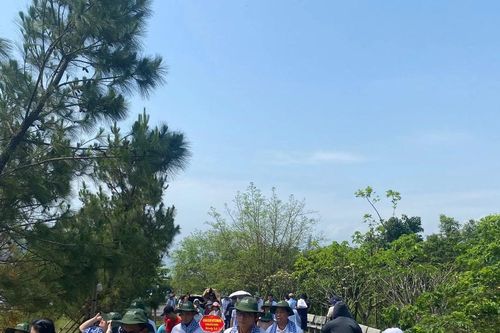 Đông đảo người dân về viếng mộ Đại tướng Võ Nguyên Giáp dịp nghĩ lễ