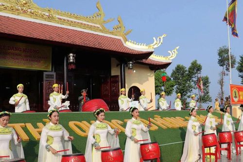Lãnh đạo và nhân dân An Giang dâng hương tưởng niệm các Vua Hùng