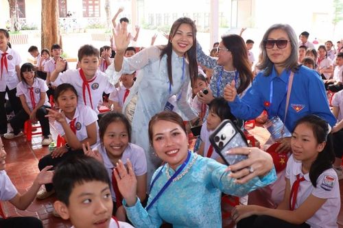 Đoàn kiều bào dâng hương tưởng niệm các anh hùng liệt sĩ và chung tay vì học sinh nơi biên giới