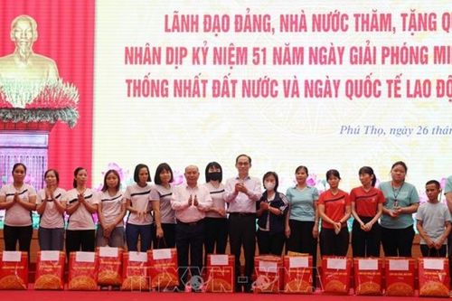 Ủy viên Bộ Chính trị, Bộ trưởng Ngoại giao Lê Hoài Trung tặng quà gia đình chính sách, người lao động khó khăn tại Phú Thọ