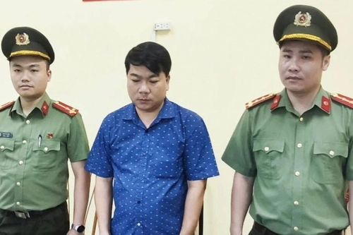 Khởi tố đối tượng lừa đảo tuyển sinh trái phép, cấp giấy tốt nghiệp giả