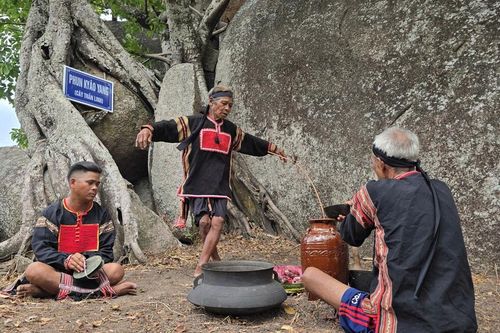 Gia Lai: Lên đỉnh núi thần Chư Tao Yang, nghe phụ tá Vua Lửa hô mưa, gọi gió