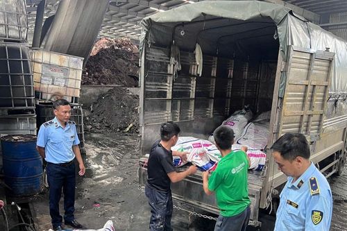Hơn 2 tấn mỡ lợn, lòng lợn 'bẩn' bị phát hiện tại Hưng Yên