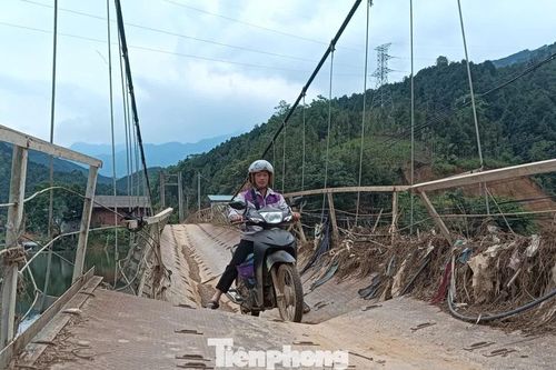 Kinh hãi cảnh người dân liều mình đi lại trên cầu treo vẹo vọ ở Lào Cai