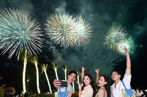 Pháo hoa rực trời mở màn mùa du lịch Hạ Long, Sầm Sơn