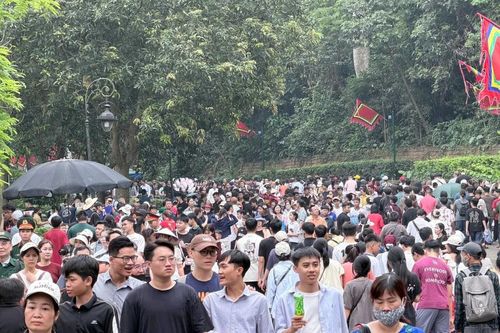 Dòng người nhích từng bước lên Đền Hùng