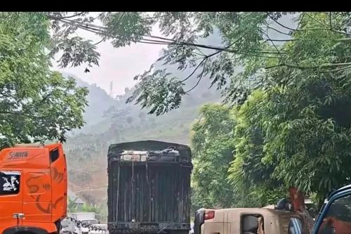 Lật xe khách ở Tuyên Quang, nhiều người thoát nạn