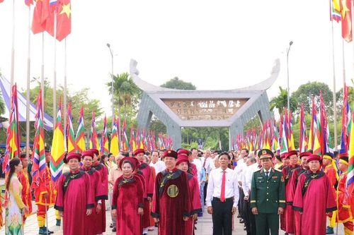Hàng nghìn người dâng hương các Vua Hùng tại miền Tây