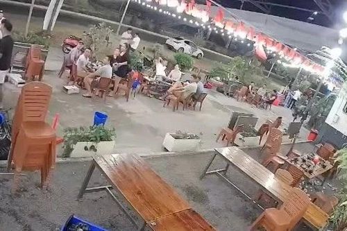 Người đàn ông đá vào mặt, đánh túi bụi phụ nữ tại quán nhậu ở Nha Trang