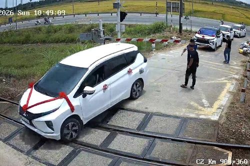 Xe đám cưới liều vượt gác chắn, mắc kẹt trên đường ray rồi thoát nạn trong gang tấc