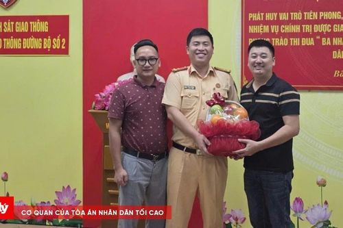 Cảnh sát giao thông Quảng Ninh dẫn đường đưa sản phụ chuyển dạ đi cấp cứu