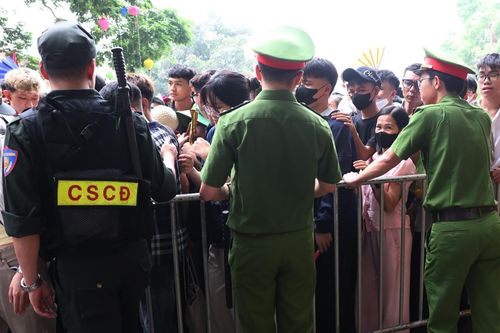 Biển người trẩy hội Đền Hùng, cảnh sát căng mình điều tiết, phân luồng