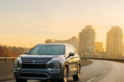 Một chi tiết nhỏ bị gãy khiến cửa cốp xe Mitsubishi Outlander dễ rơi sập xuống