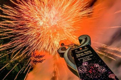 Pháo hoa rực rỡ phố biển Sầm Sơn trong ngày khai hội du lịch