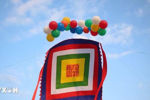 Rực rỡ lá đại kỳ ngũ sắc trong ngày Giỗ Tổ Hùng Vương ở Cần Thơ