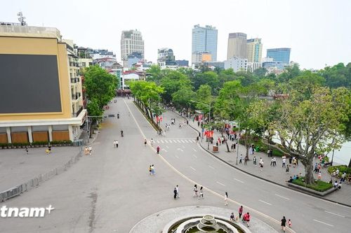 Phố đi bộ Hồ Gươm vắng vẻ trong ngày nghỉ lễ Giỗ Tổ Hùng Vương