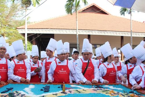 Xác lập kỷ lục 'Bản đồ Việt Nam làm từ xôi nước cốt dừa lớn nhất Việt Nam'