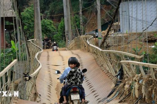 Cận cảnh người dân liều mình đi lại trên cầu treo bị hư hỏng nặng
