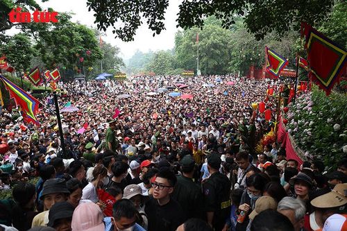 Người dân thành kính hướng về Đền Hùng trong ngày Giỗ Tổ