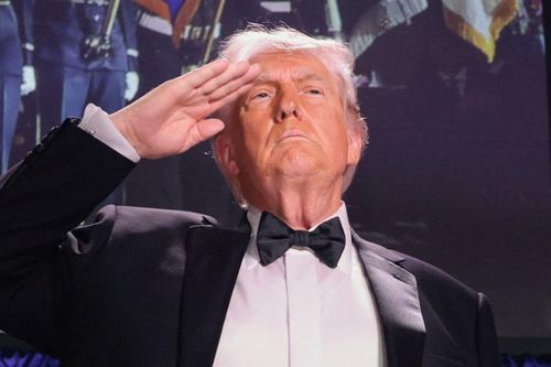 Tổng thống Donald Trump an toàn sau khi rời một buổi tiệc vì tình huống khẩn cấp