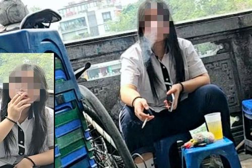 Hà Nội: Học sinh tụ tập hút thuốc quanh cổng trường, đi xe máy không đội mũ bảo hiểm